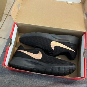 Nike Women’s tanjun sneakers